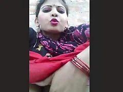 Desi hottie fingers herself to orgasm in steamy video