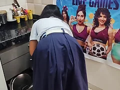 सर की वाइफ घर पर नहीं थी तो सर ने कॉलेज गर्ल को फोन करके घर पे बुलाया और उसको पैसा देकर उसका चूत चोदा