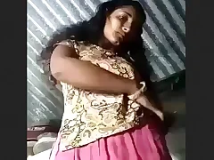 Bhabi Masturbates on the Phone and Talks Off