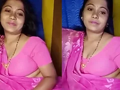 Desi aunt with big tits indulges in hot boob play