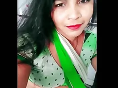 Marwadi housewife Roxhni shows off her beclouded cleavage in hot video