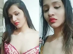 Desi girl Peitos shows stay away from their way boobs