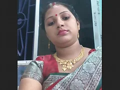 Get ready for some steamy finger action with Boudi